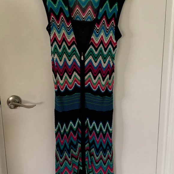 Sleeveless dress with dark navy background - Picture 4 of 5